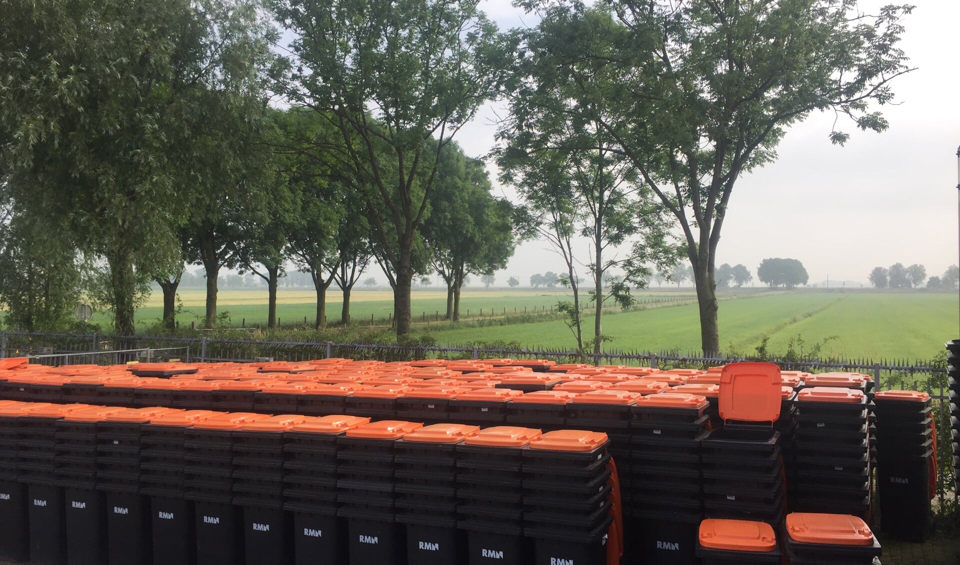 Duizenden minicontainers op het terrein van RMN in Soest.