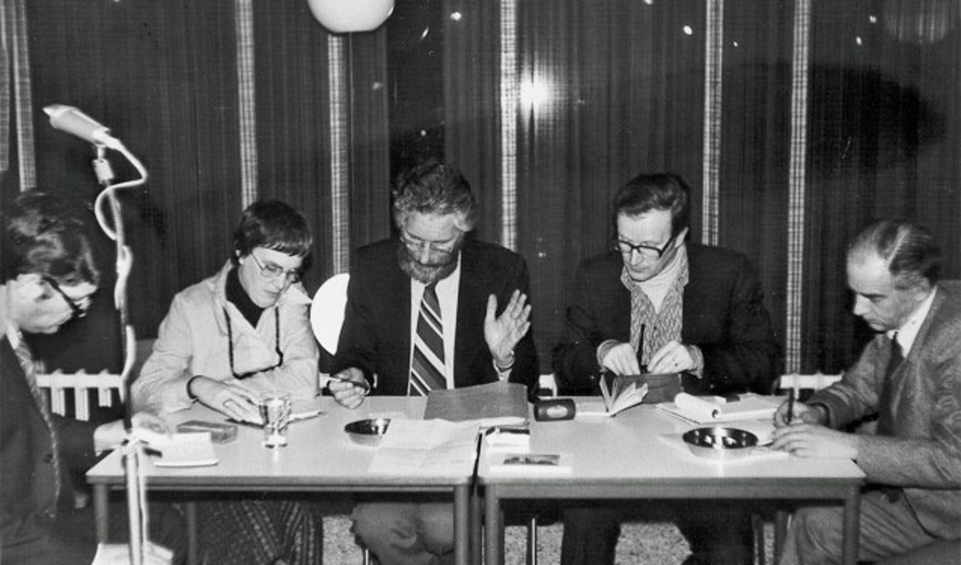 Het bestuur tijdens de jaarvergadering van Oud-Wageningen in 1977.Van links naar rechts: Anton Zeven, Lucy Elders-Vonk, Jan de Goede, Anton Steenbergen en Ad Rietveld. (foto: HV Oud Wageningen / A.G. Steenbergen)