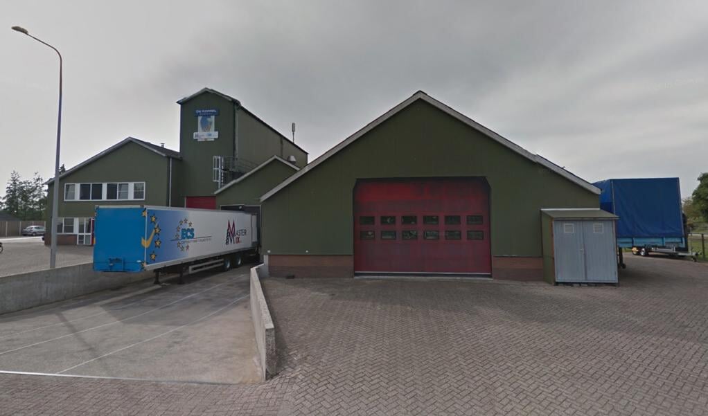 Het oude fabrieksgebouw van De Korrel in Zwartebroek gaat tegen de grond.
