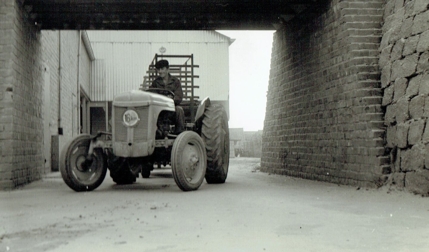 Een tractor op het terrein van steenfabriek de Lunenburg