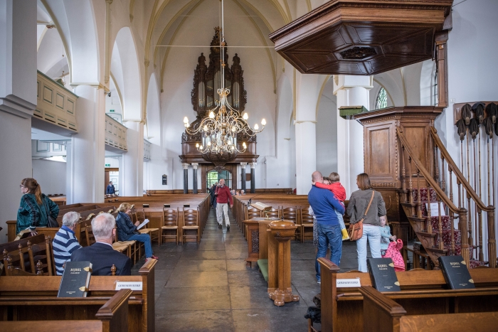 Bezoekers in de Grote Kerk