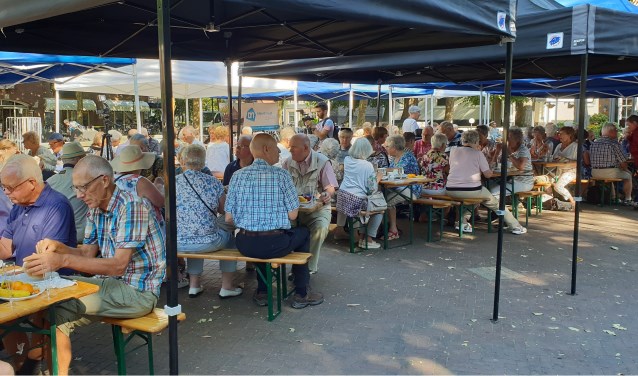 DE deelnemers aan het startontbijt laten het zich allemaal goed smaken!