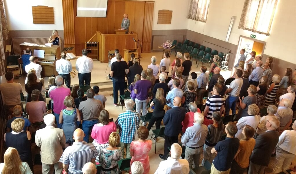De eerste dienst van Kerk aan het Plein in Voorthuizen, vorig jaar juli.
