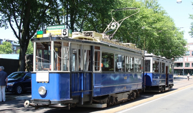 Een van historische trams van de EMA met bijwagen in Amsterdam.