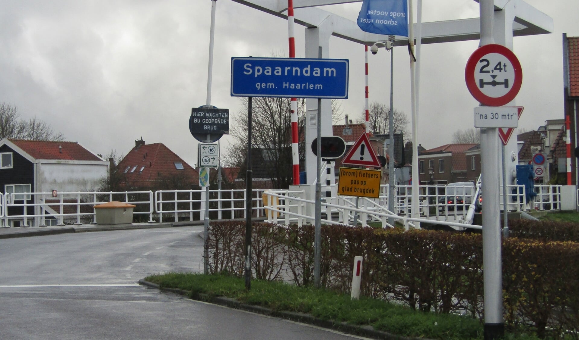 De grens sinds 1927 tussen Haarlemmerliede en Spaarnwoude en Haarlem bij de Grote Sluis in Spaarndam.