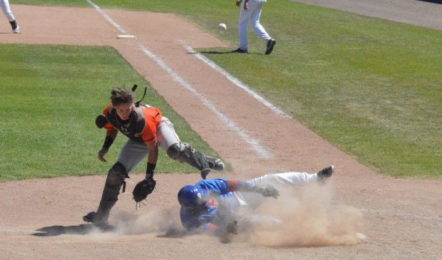 Mervin Gario glijdt over de thuisplaat. De catcher kan de bal niet vasthouden. Safe dus en 4-3.