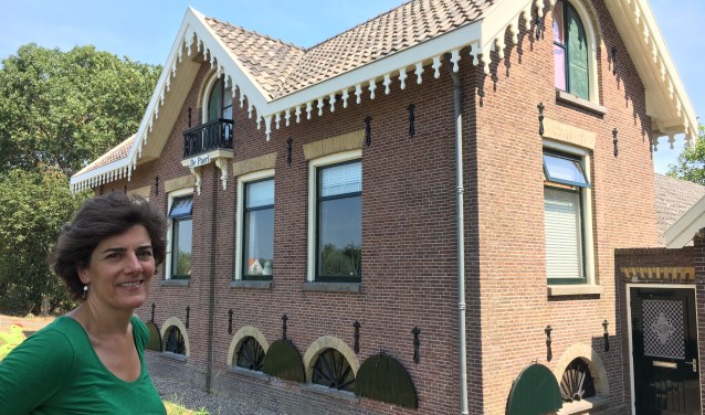 Wethouder Marian van der Weele bewondert De Paerl, een van Ouder-Amstel’s allereerste gemeentelijke monumenten