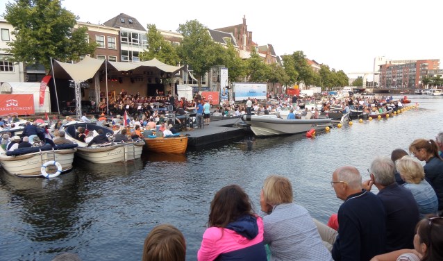 Gezellige drukte op het water en langs de kade, waar het publiek volop genoot van de vele optredens van het SpaarneConcert.