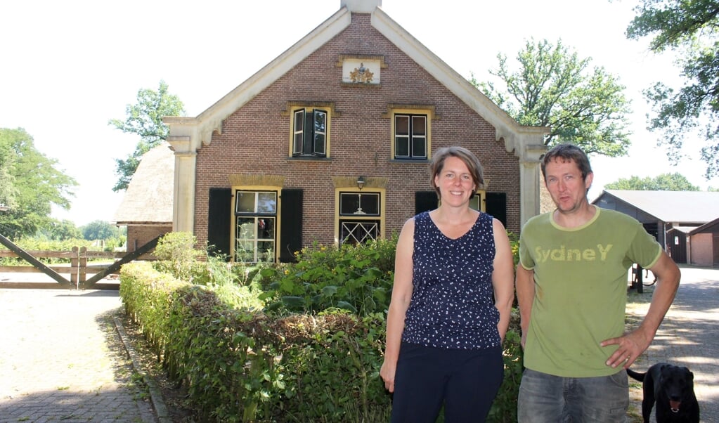 Jan en Lisanne Oskam boeren na hun tweede verkiezing 'Boerderij van het jaar' gewoon vrolijk verder rond hun achttiende eeuwse Hoeve Wellom.