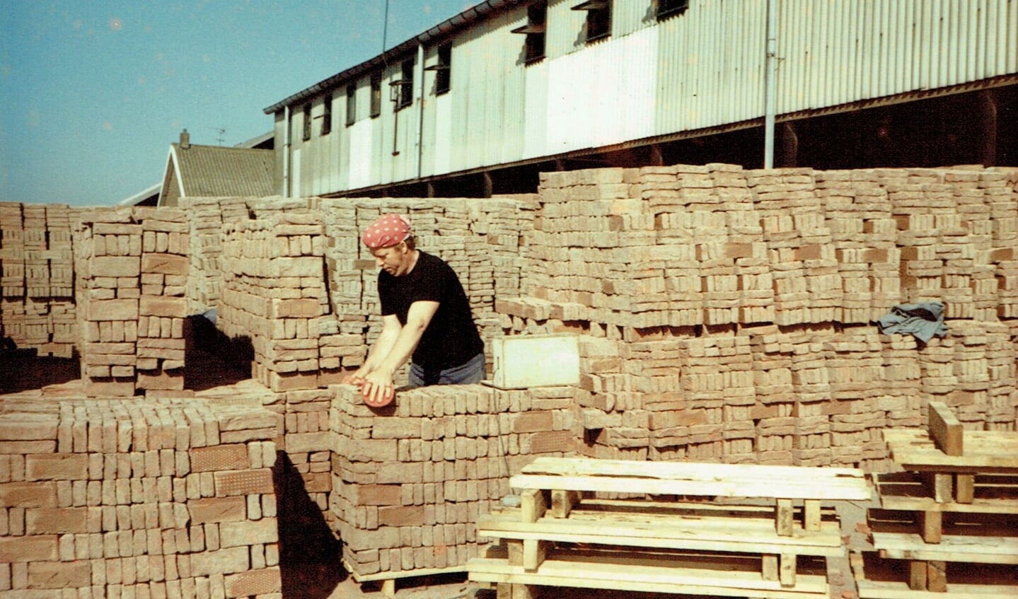 Leo Boonman als jonge man op de steenfabriek aan het werk