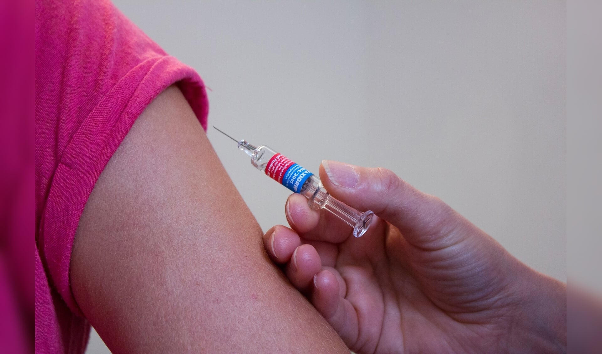 De GGD geeft voorlichting over welke vaccinaties nodig zijn. 