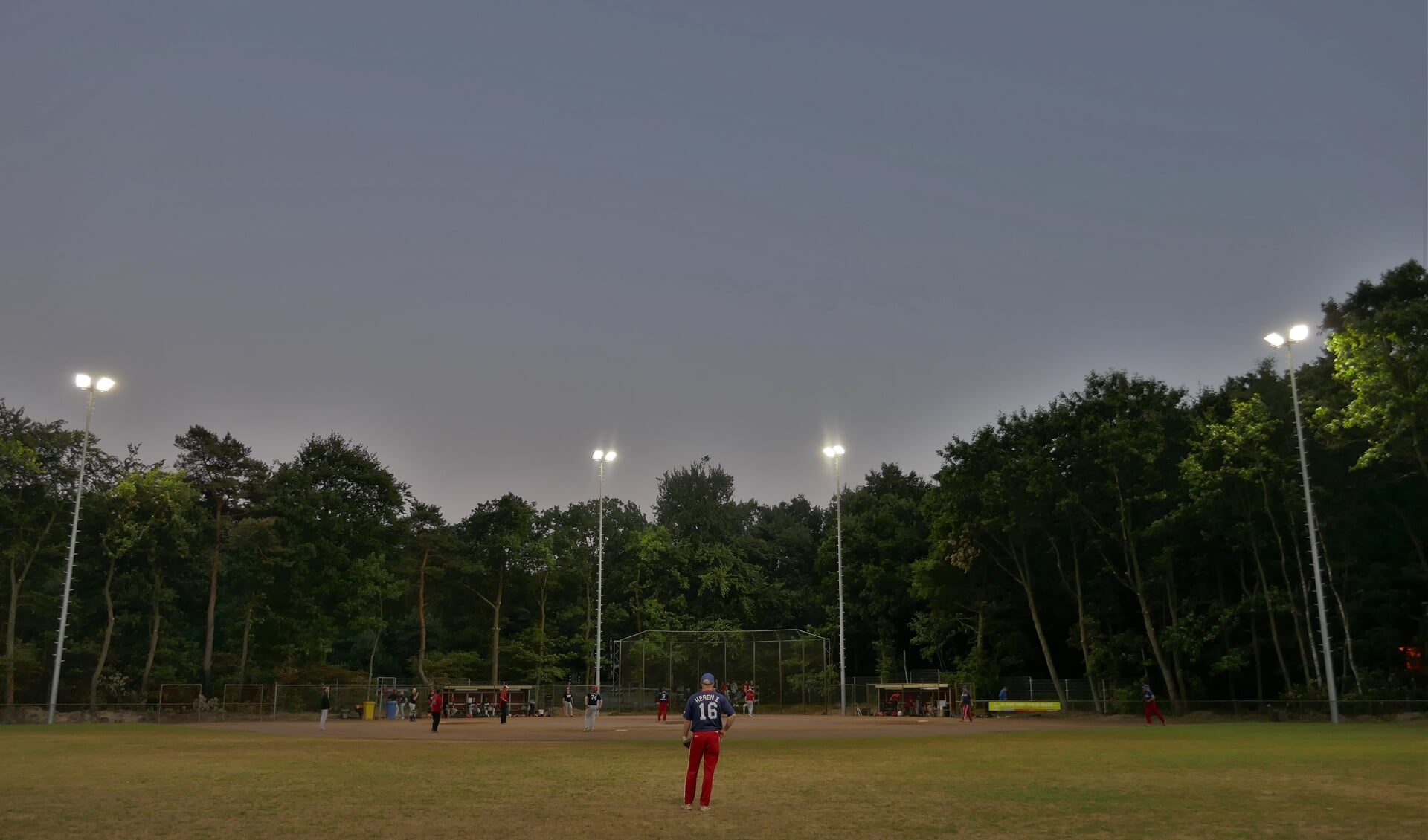 De plaatsing van lichtmasten biedt De Knickerbockers veel meer mogelijkheden bij honkbal en softbal.