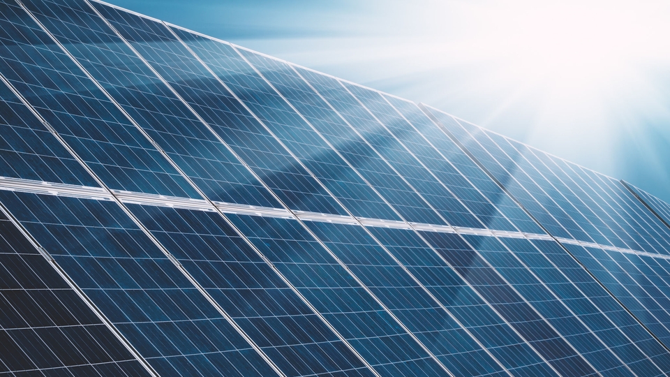 Verblindende zonlicht op zonnepanelen langs snelweg