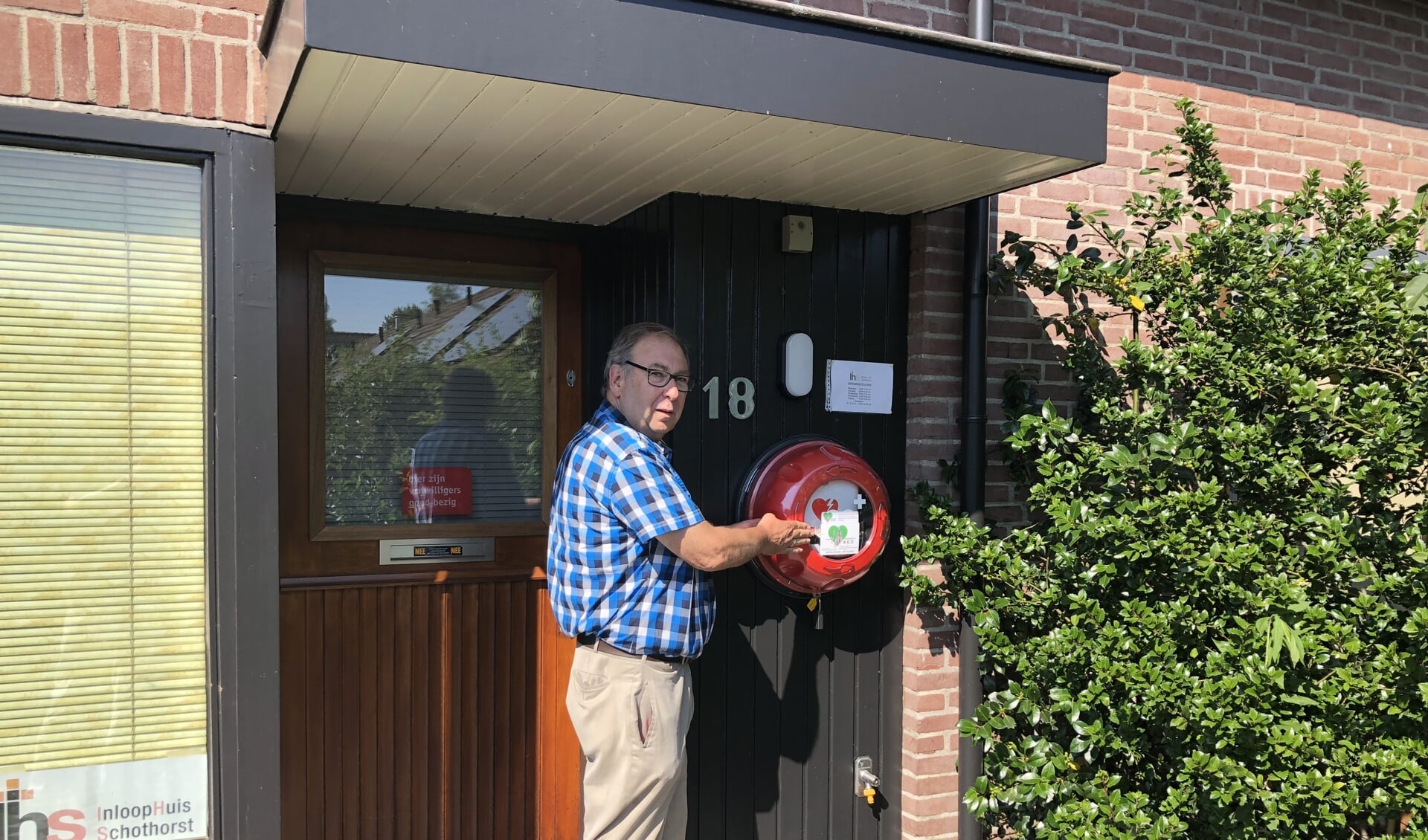 De AED met de wijkcoördinator voor Schothorst, Teus Jansen