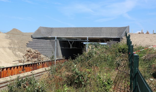 Het nieuwe ecoduct Duinpoort gaat over het spoor