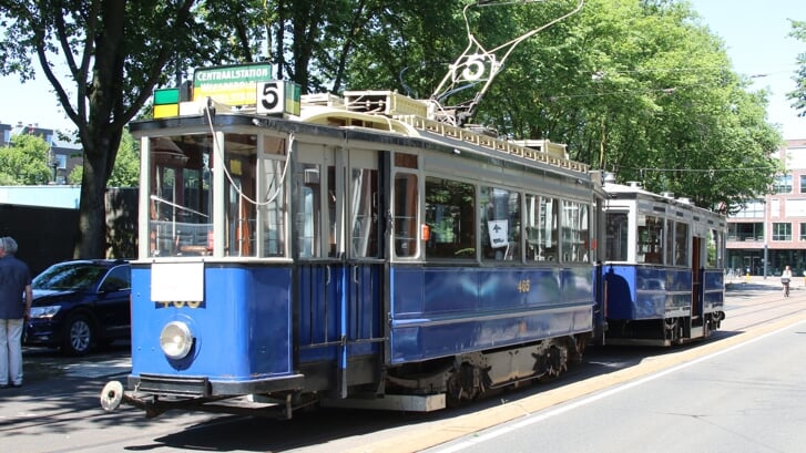 Een van historische trams van de EMA met bijwagen in Amsterdam.