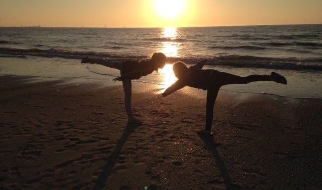 Sara en Elsa Visser genoten in eigen land van het weer, hier op het strand van Hoek van Holland.