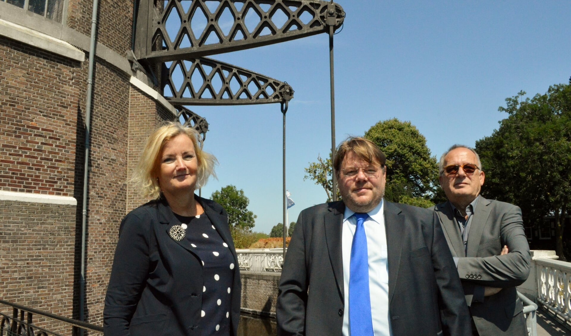 Directeur Elise van Melis, wethouder Derk Reneman en procesmanager Frits Ferres op de omloop van het museum