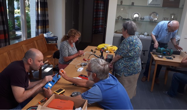 Vrijwilligers helpen op de 3e zaterdag van de maand bij reparaties van elektrische apparaten in het Repair Café Maarn Maarsbergen.