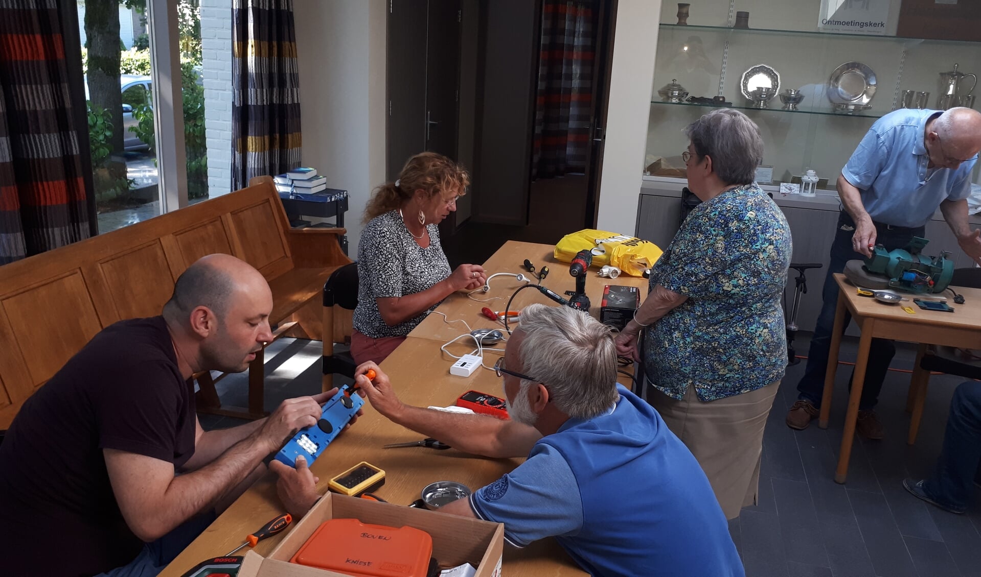 Vrijwilligers helpen op de 3e zaterdag van de maand bij reparaties van elektrische apparaten in het Repair Café Maarn Maarsbergen.