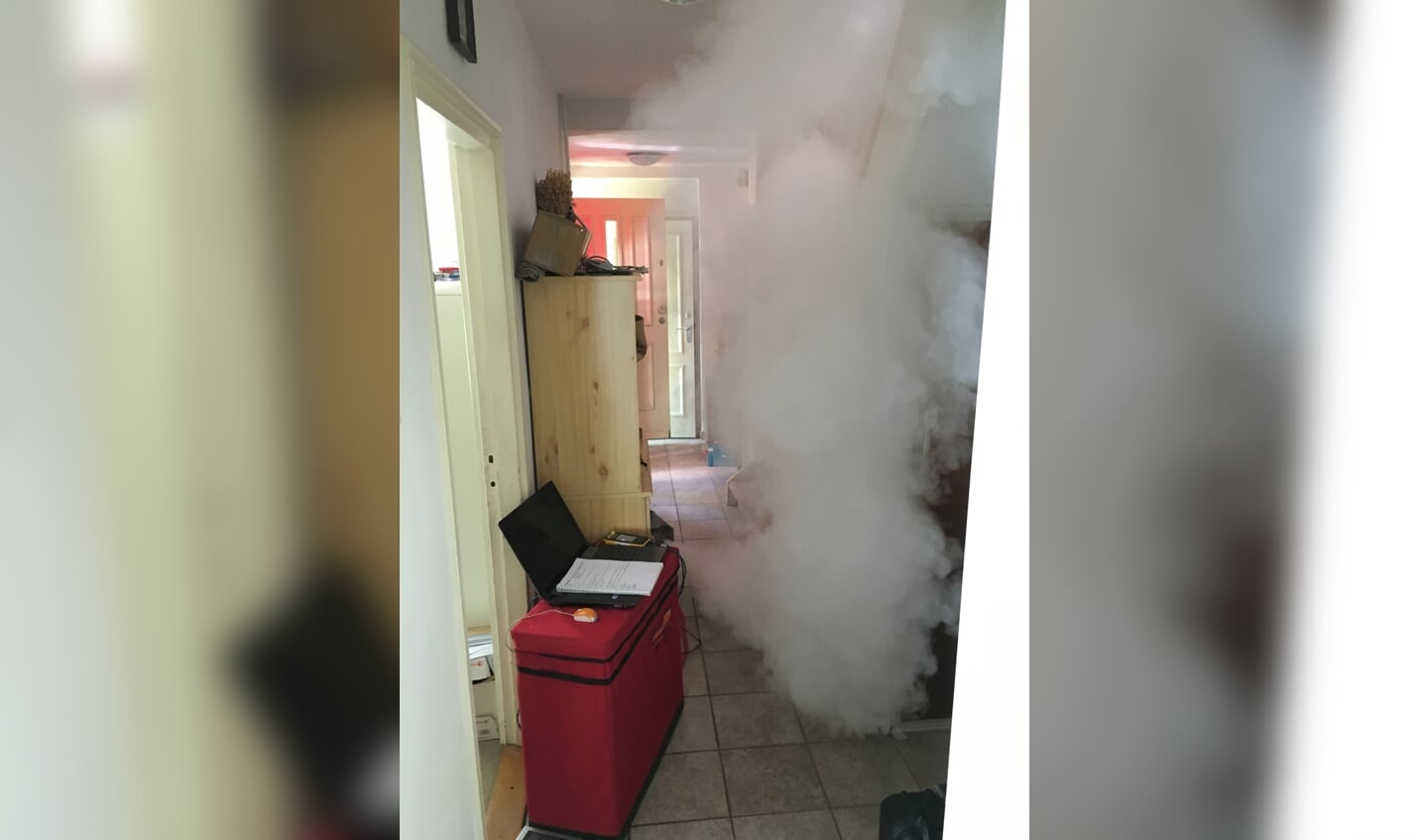 Het hele huis wordt volgeblazen met onschadelijke rook