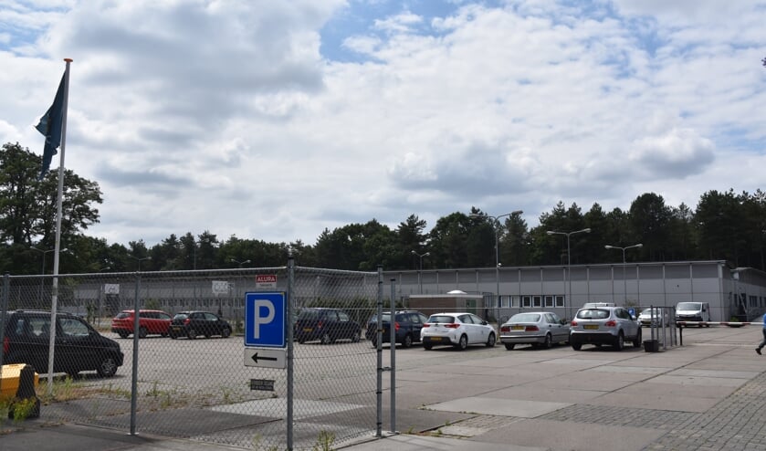 Op Kamp van Zeist was, vrij recentelijk, eerder onder meer een AZC gevestigd. Alles wordt gesloopt, behalve het Detentiecentrum.
