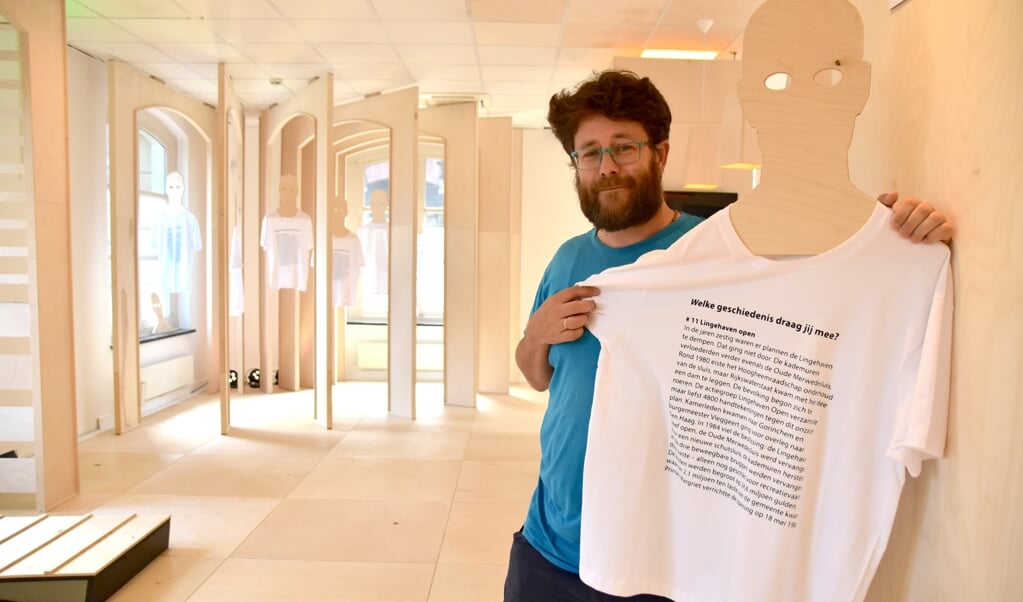 Aron de Vries met een van de teksten die hij maakte voor op de t-shirt in de Kamer van de Tussentijd.