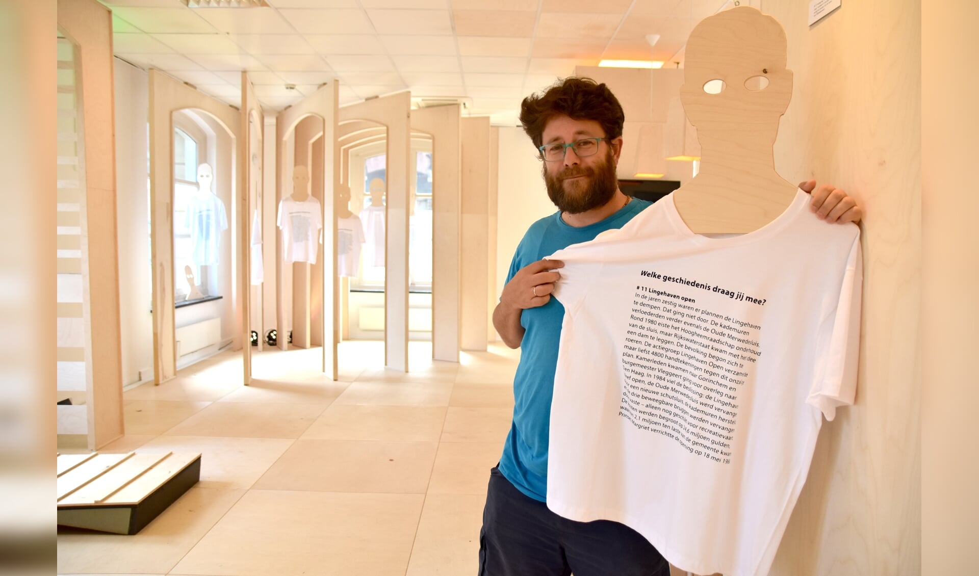 Aron de Vries met een van de teksten die hij maakte voor op de t-shirt in de Kamer van de Tussentijd.
