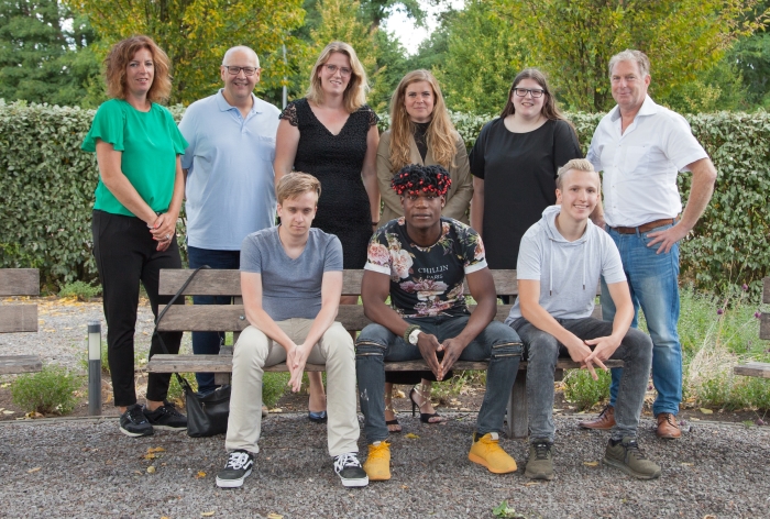 v.l.n.r. staand Dorien (docent Mijnschool), Hendrik Jan en Ria (docenten Landstede), Mandy (Inclusief Groep) Romy (leerling) en Bertus (docent Mijnschool) Zittend v.l.n.r. de leerlingen Tim, Elian en Robert-Jan