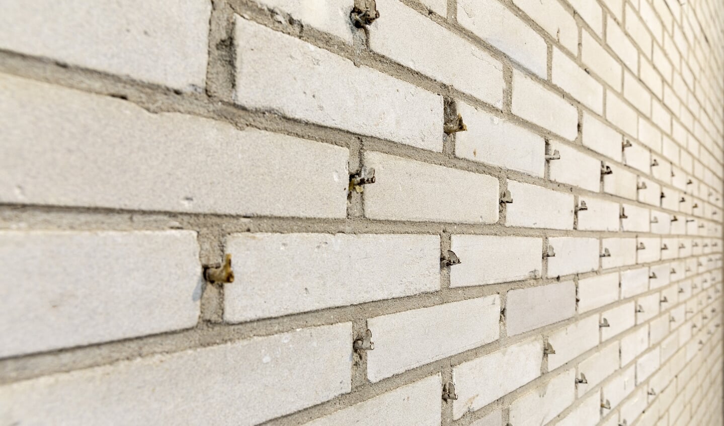 Typisch Rietveld: het patroon van haakjes aan de muren voor exposities.