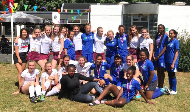 Na afloop van de wedstrijd nog een mixed team foto van de Maarnse en Zambiaanse meiden.
