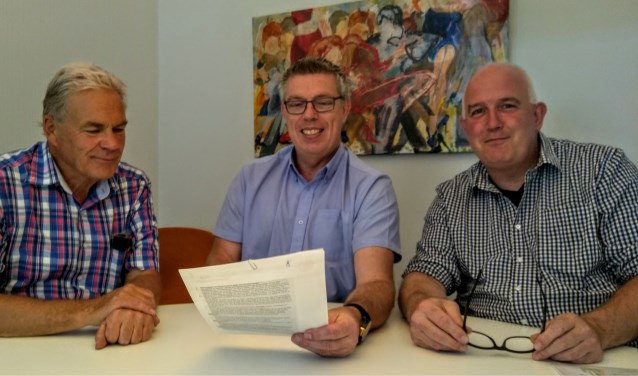 De officiële ondertekening door Cees Schippers (IJsclub), Rob van Kommer (Harmonie) en Frans van de Craats (Oranjevereniging). 