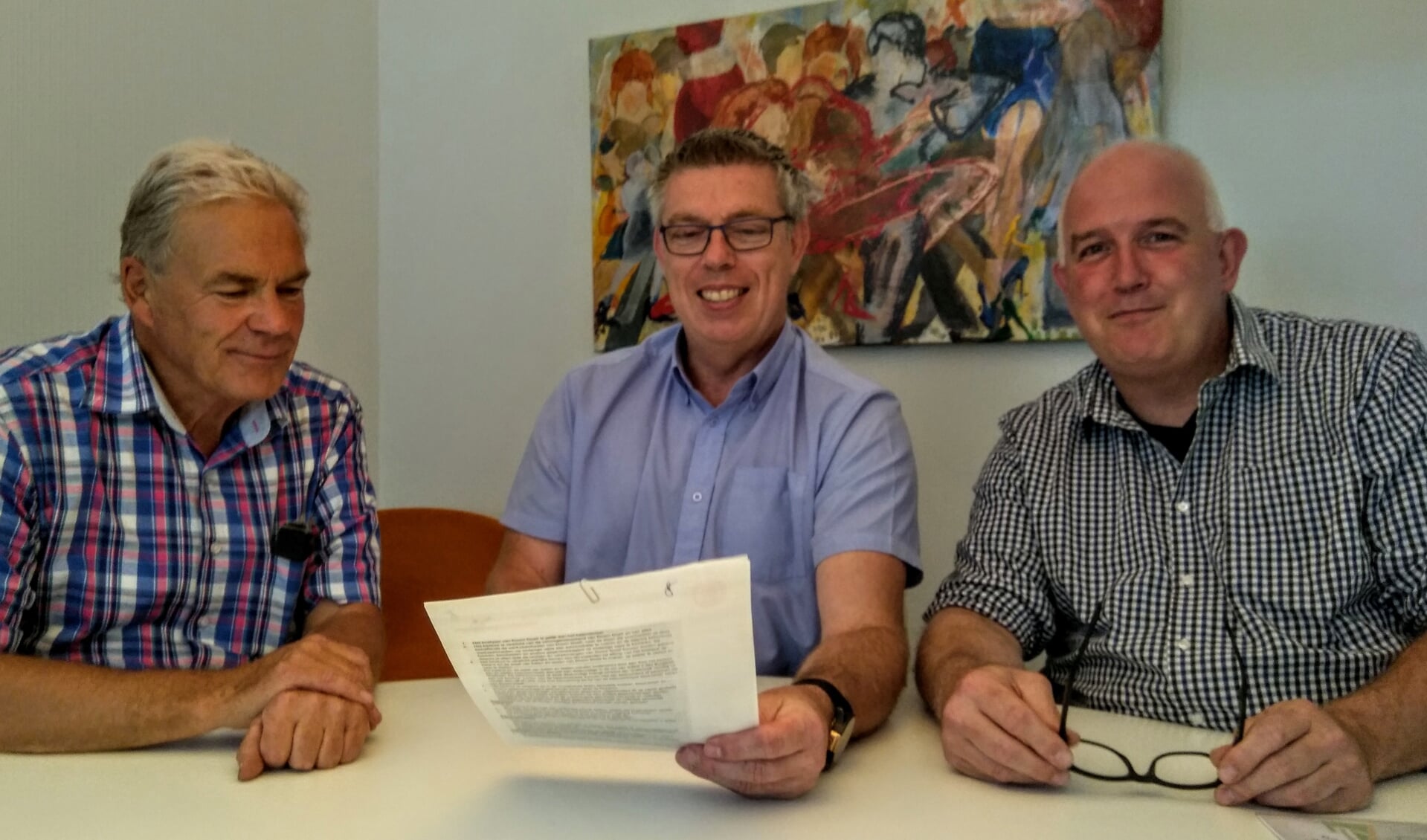 De officiële ondertekening door Cees Schippers (IJsclub), Rob van Kommer (Harmonie) en Frans van de Craats (Oranjevereniging).  