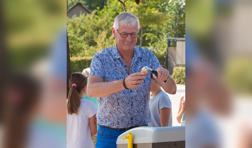 Meester Arthur deelt zelf ijsjes uit op zijn pensioenfeest bij basisschool de Zonnewijzer