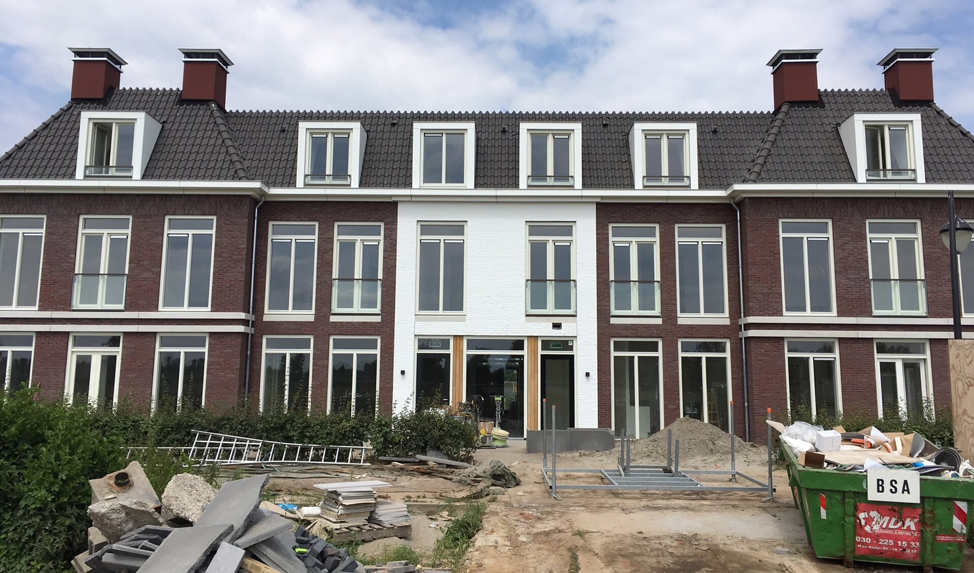 Het exterieur van het Gastenhuis Leusden dat vandaag is opgeleverd en vanaf vrijdag wordt klaargestoomd en ingericht. Op zaterdag 21 juli is er Open Huis.