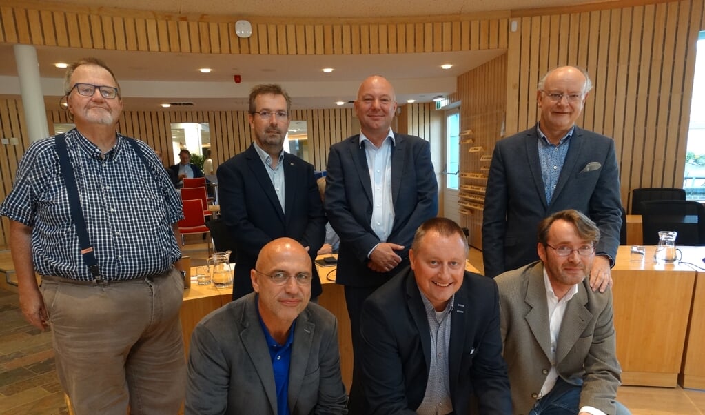 Fractievoorzitters Jan Ochies (SP), Dirk-Jan de Bruijn (PCG), Bart van Asperdt (D66), Wietze Smit (WijkNU), Rob Willems (GroenLinks), Sybren van der Velden (VVD) en Gerard Migchels (CDA)