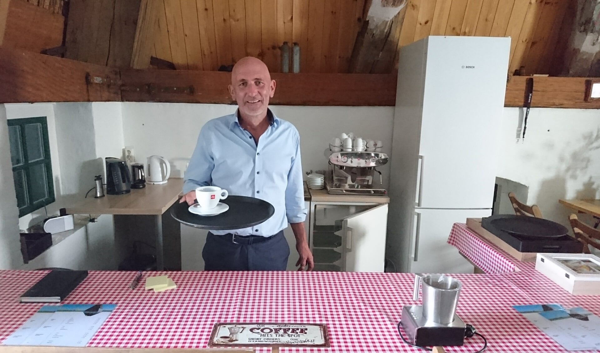 Adrie is gastheer van zijn onlangs geopende koffiemolen.