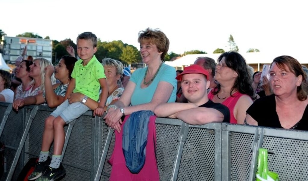 Het RijnPop Zideris Festival gaat dinsdagmiddag niet door. De organisatie kan vanwege de hitte de veiligheid voor zo'n grote groep verstandelijk beperkten niet garanderen. Deze foto werd zaterdagavond tijdens de optredens op de openingsdag gemaakt. (Foto: Max Timons)