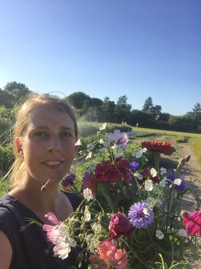 initiatiefneemster Myrthe met de bloemen oogst