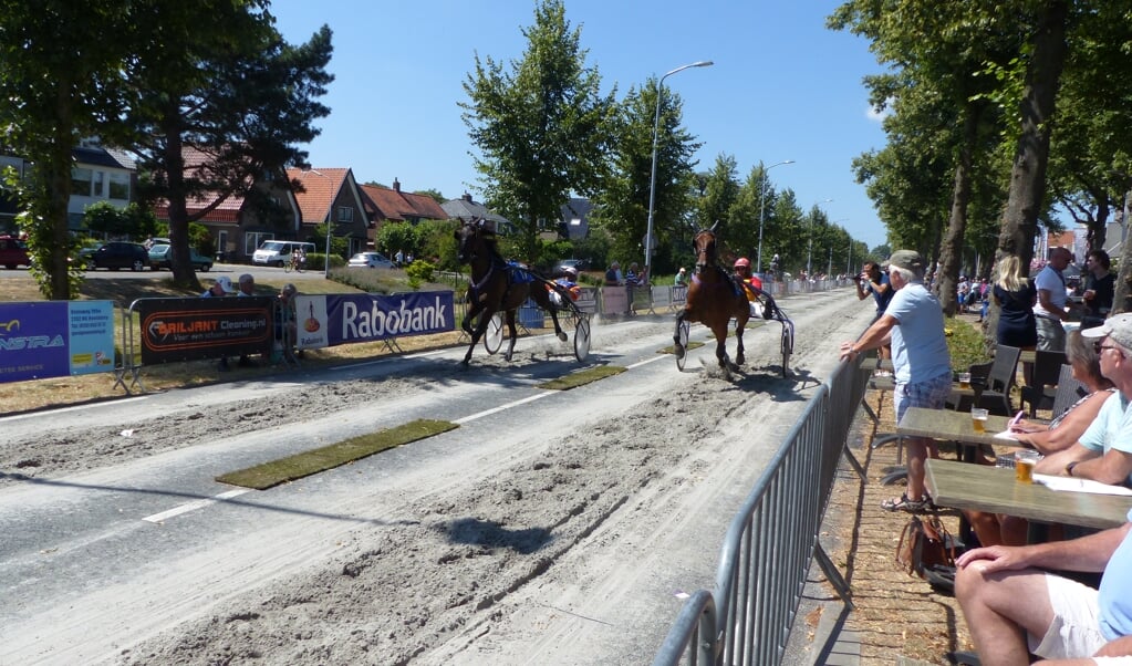 Juli 2018: Een hoop paardenkrachten op de Kruisweg. Dit jaar is het een gewone  zaterdag. 