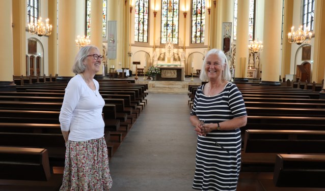 Rosalie Knapen en Gabriëlle Nieuwenhuis zijn vrijwilligers en geven informatie.