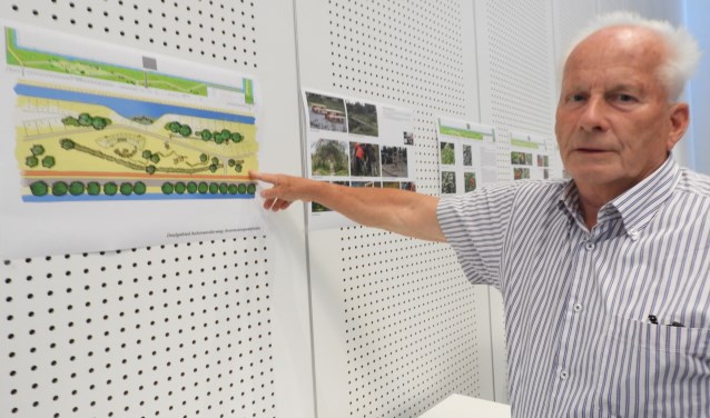 Kees Buis toont trots zijn ontwerp van de groenstrook.