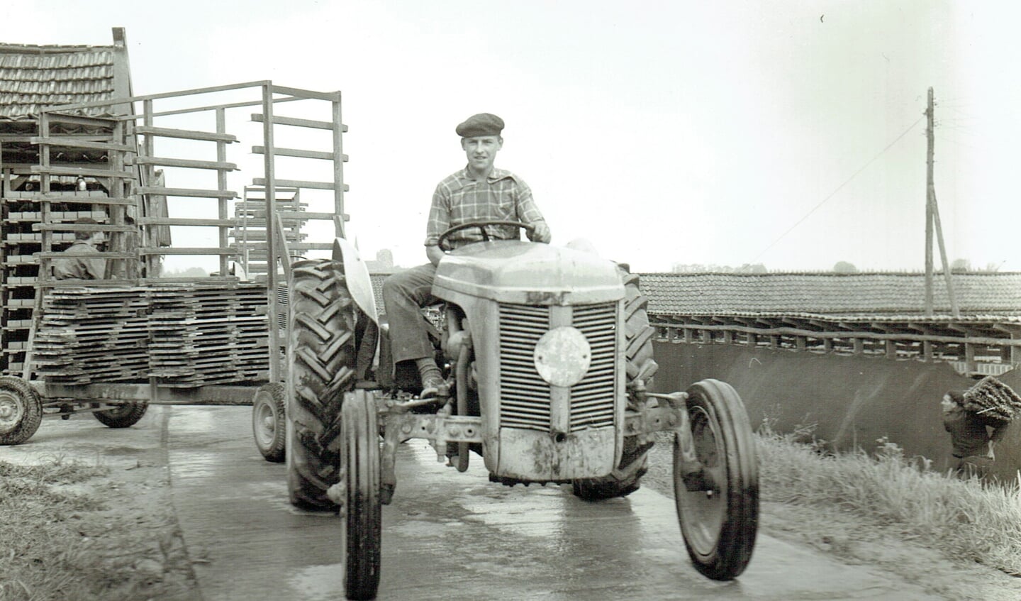 Jongeman op de tractor bij de steenfabriek