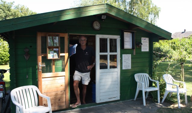 Veerman Arjen Swets bij het tuinhuis annex ontmoetingsplaats voor 'vrienden' van het veer.