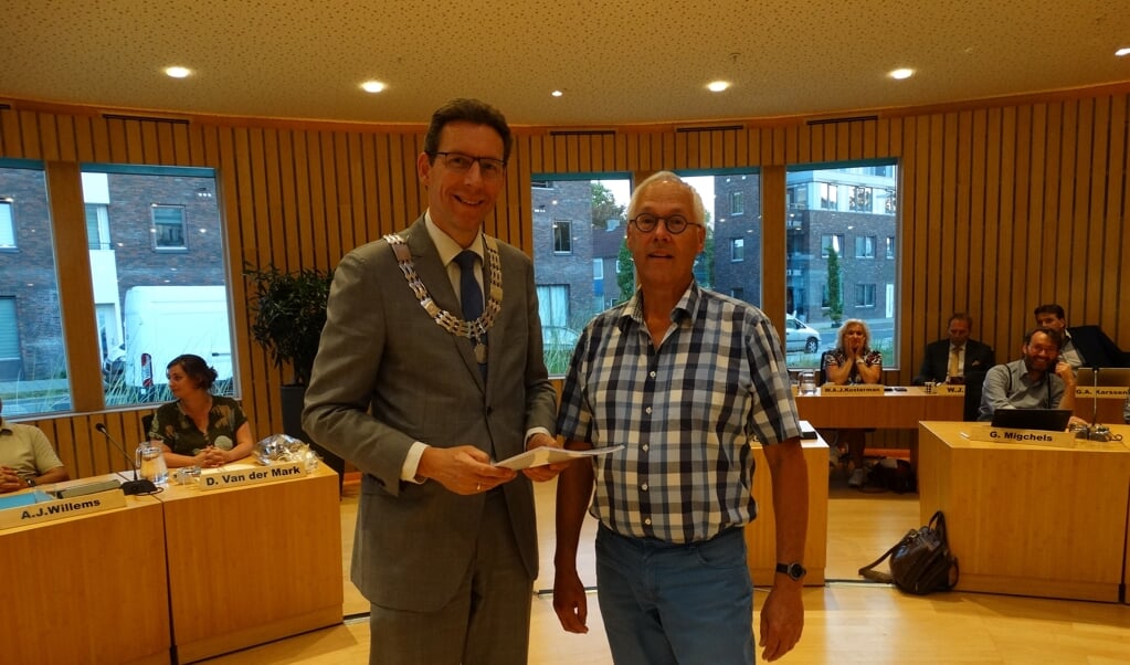 Het rapport werd tijdens de raadsvergadering door Henny Olthof overhandigd aan burgemeester Tjapko Poppens