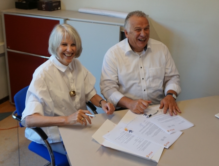 Joke van den Hoeven, conrector van het Jordan en Gerhard ten Hove, directeur Biga Groep tekenen het samenwerkingscontract.