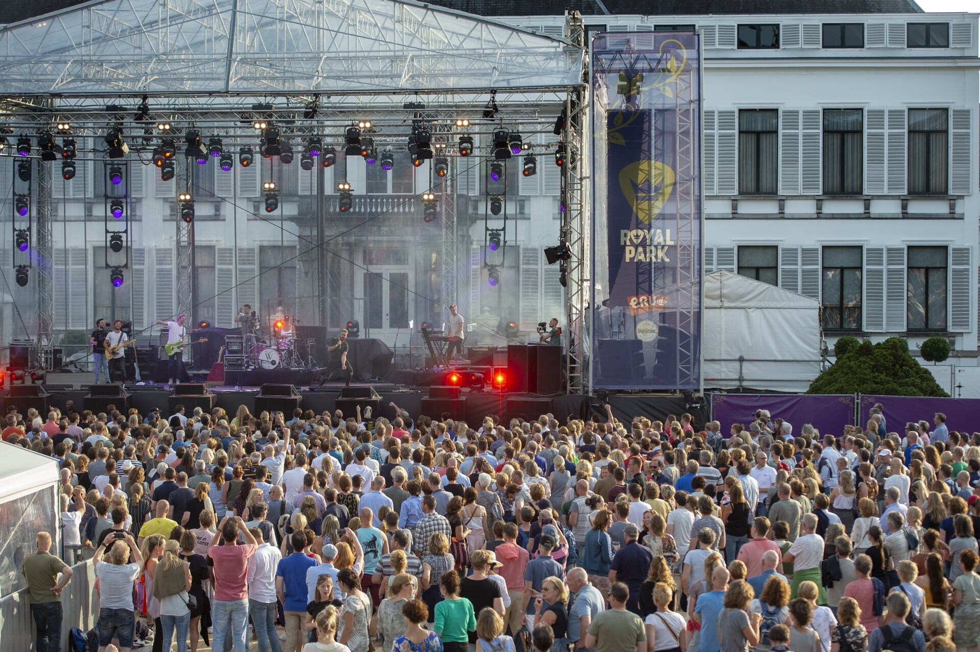 In de zomer (30 juni-10 juli) staat de paleistuin weer bol van de muziek.