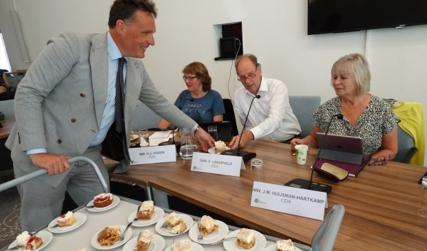 Wethouder Jorrit Eijbersen deelt gebak uit