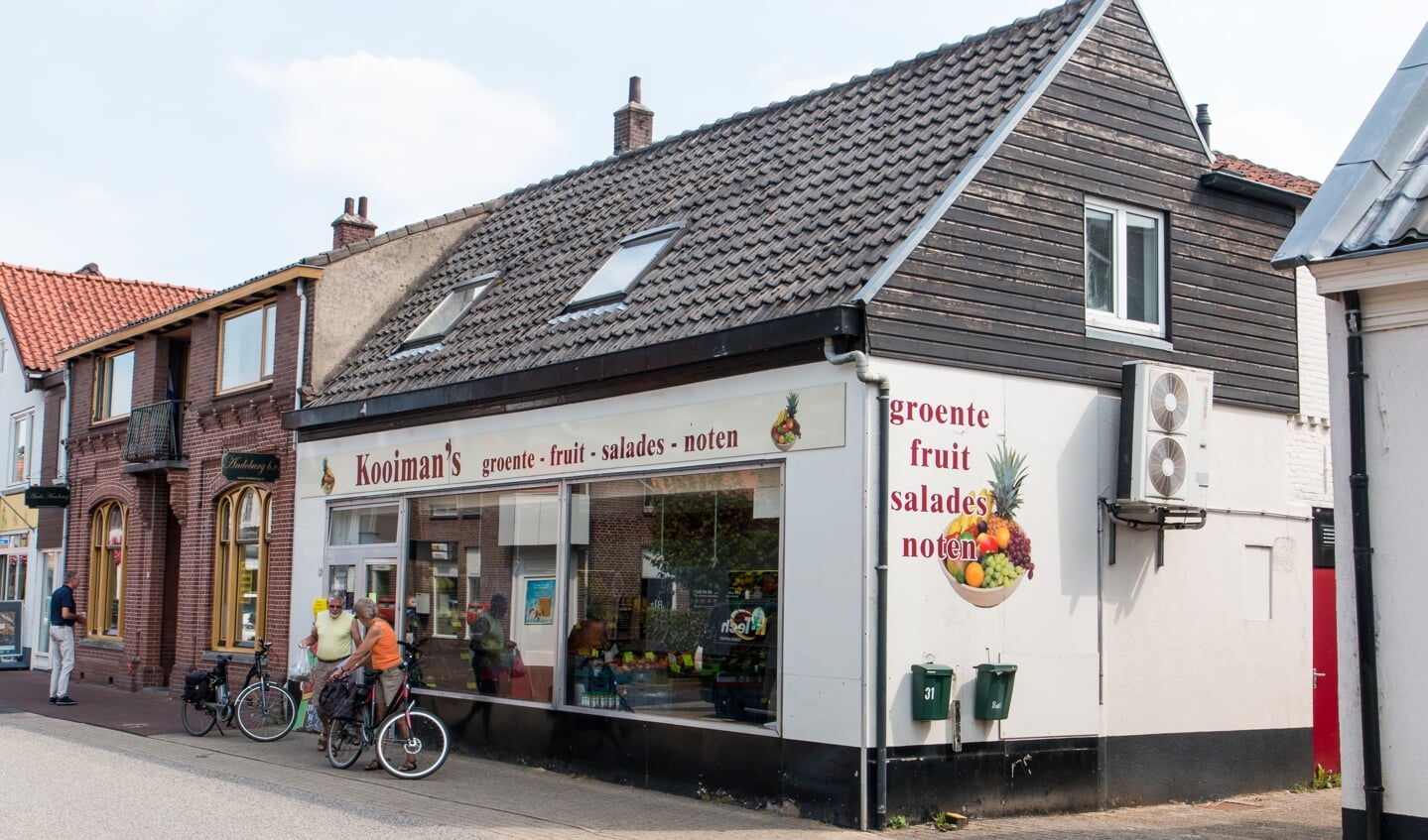 De groentewinkel van de familie Kooiman in de Voorstraat.