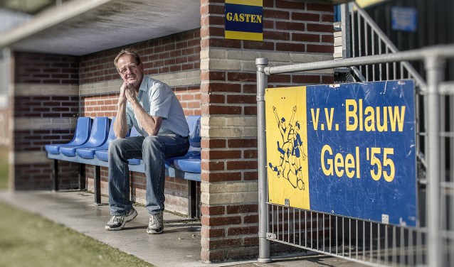 André Engelen in de dug-out van zijn geliefde Blauw Geel '55